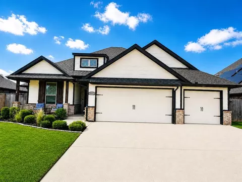 Exterior - 1117 SE 29th St, Moore, OK 73160 photo 2 of 10