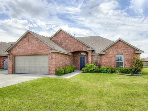 640 SW 7th St, Moore, OK 73160