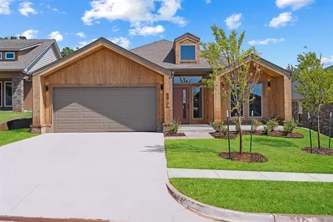 8817 Spruce St, Edmond, OK 73003