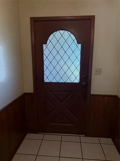 Entry Way - 400 N Mockingbird Dr, Altus, OK 73521 photo 1 of 2