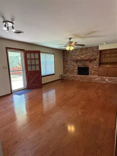 Living - 400 N Mockingbird Dr, Altus, OK 73521 photo 3 of 4