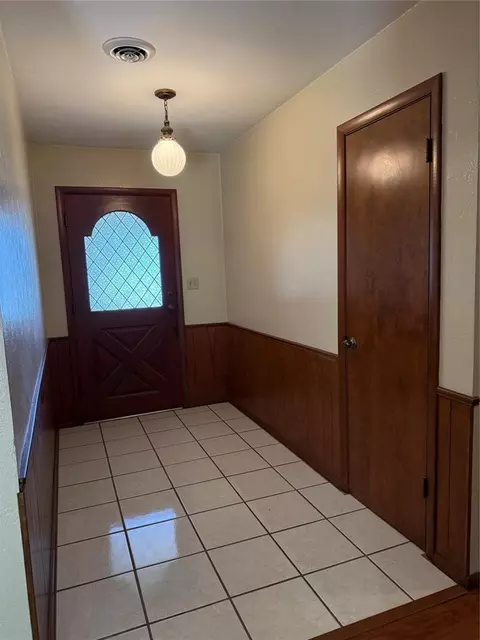 Entry Way - 400 N Mockingbird Dr, Altus, OK 73521 photo 2 of 2