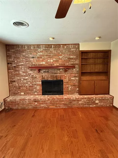 Living - 400 N Mockingbird Dr, Altus, OK 73521 photo 2 of 4