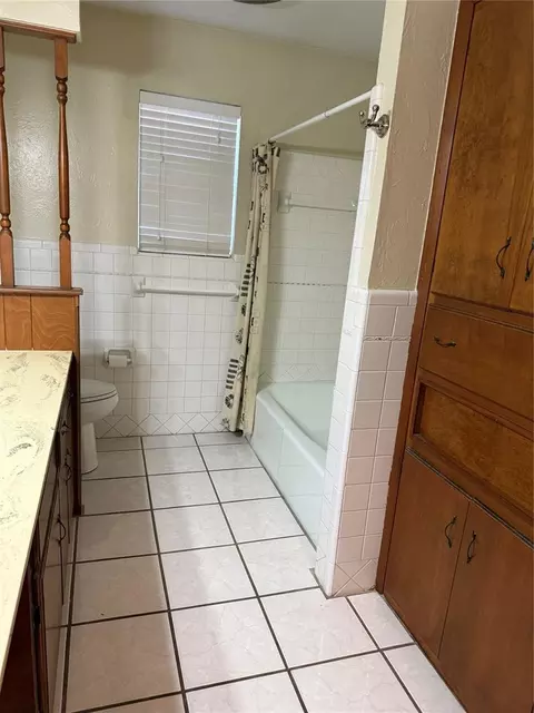 Bath - 400 N Mockingbird Dr, Altus, OK 73521 photo 2 of 2