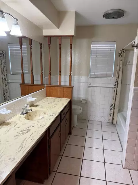 Bath - 400 N Mockingbird Dr, Altus, OK 73521 photo 1 of 2
