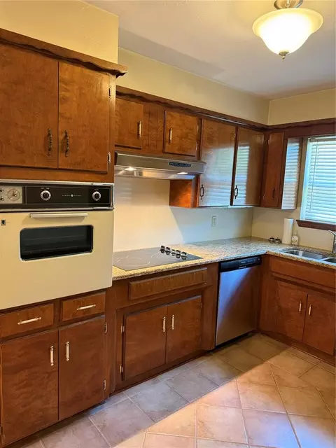 Kitchen - 400 N Mockingbird Dr, Altus, OK 73521 photo 2 of 3