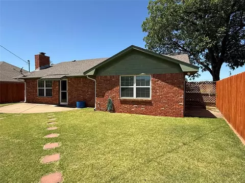 Exterior - 400 N Mockingbird Dr, Altus, OK 73521 photo 5 of 7