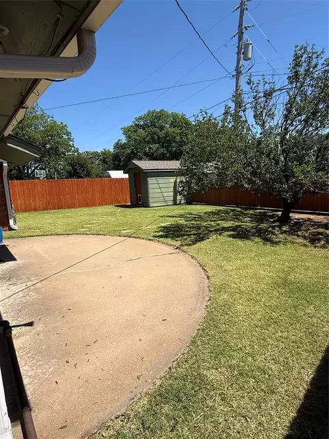 Exterior - 400 N Mockingbird Dr, Altus, OK 73521 photo 4 of 7
