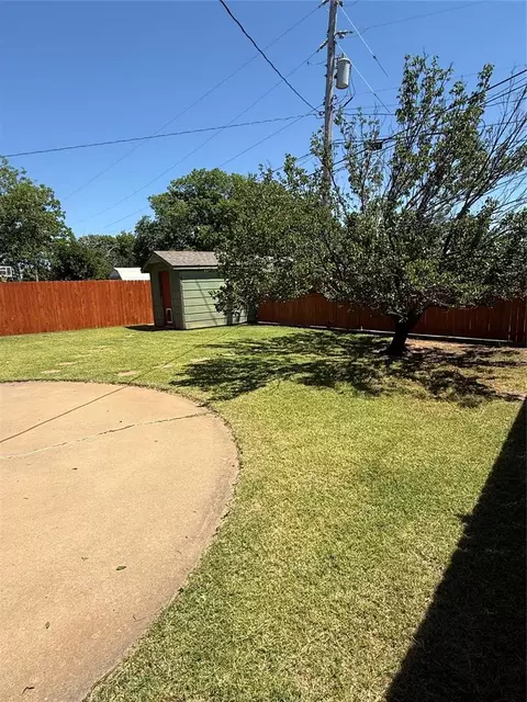 Exterior - 400 N Mockingbird Dr, Altus, OK 73521 photo 6 of 7