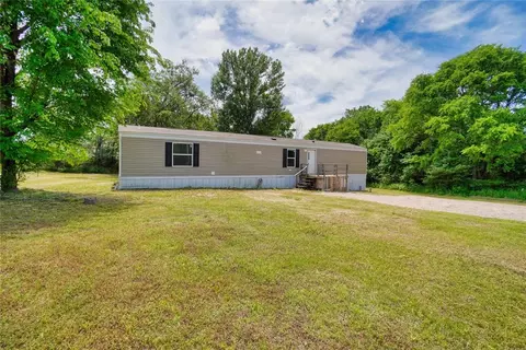 Exterior - 801 E Oak St, Maud, OK 74854 photo 2 of 7