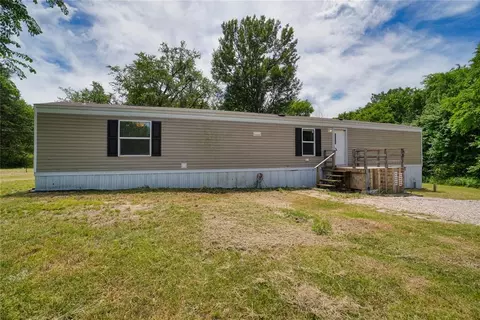 Exterior - 801 E Oak St, Maud, OK 74854 photo 3 of 7