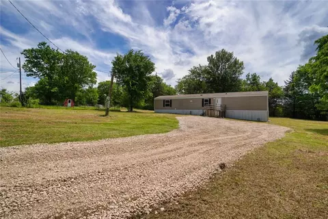 Exterior - 801 E Oak St, Maud, OK 74854 photo 4 of 7