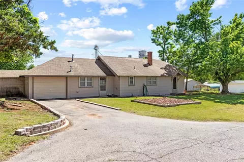 212 E 3rd St, Hydro, OK 73048