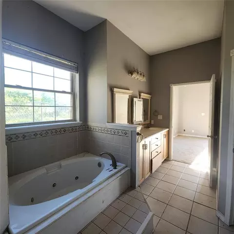 Bath - 332714 E 1070 Rd, Mcloud, OK 74851 photo 2 of 5