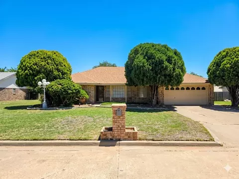 808 Cambridge Dr, Altus, OK 73521