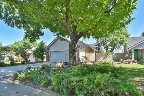3713 River Oaks Dr, Norman, OK 73072