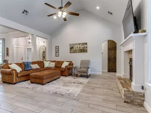 Living - 501 Arrowhead Dr, Tuttle, OK 73089 photo 3 of 4