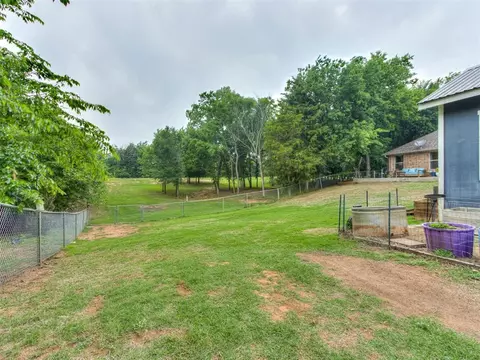 Exterior - 501 Arrowhead Dr, Tuttle, OK 73089 photo 7 of 8