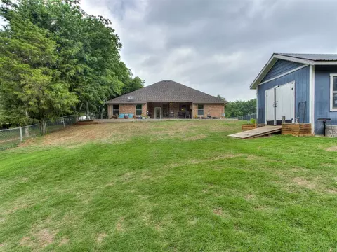 Exterior - 501 Arrowhead Dr, Tuttle, OK 73089 photo 6 of 8