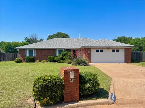 1529 Queens Ct, Altus, OK 73521