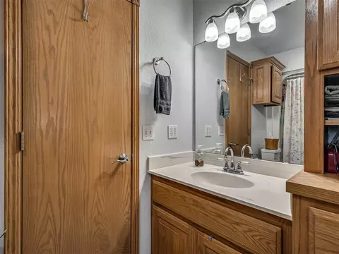 Bath - 43447 Cobblestone Way, Tecumseh, OK 74873 photo 4 of 5