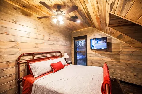 Bedroom - 401 Eagle Mountain Trl, Broken Bow, OK 74728 photo 6 of 7