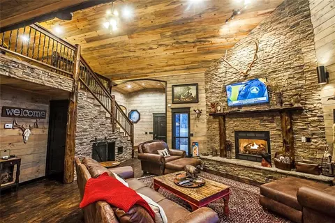 Living - 401 Eagle Mountain Trl, Broken Bow, OK 74728 photo 4 of 4