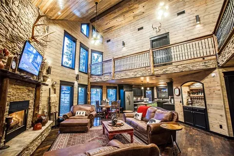 Living - 401 Eagle Mountain Trl, Broken Bow, OK 74728 photo 2 of 4