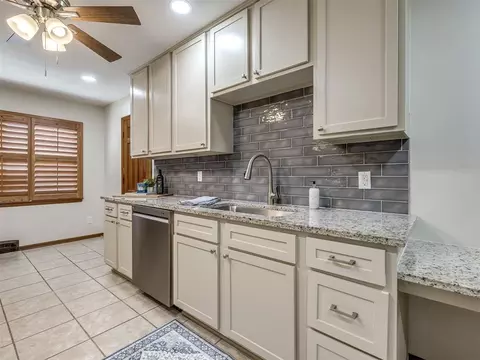 2724 Lakeside Dr, The Village, OK 73120