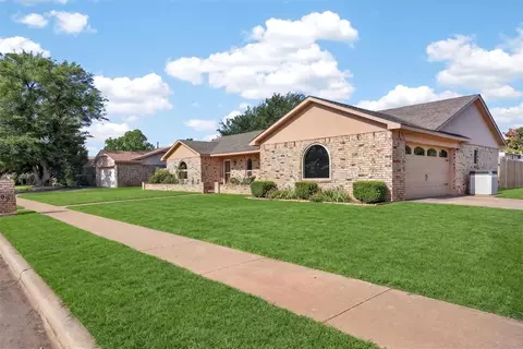 909 Canterbury Blvd, Altus, OK 73521