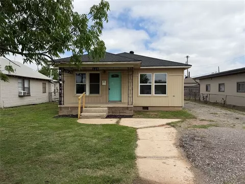129 SE 1st St, Moore, OK 73160