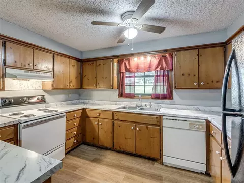 Kitchen - 501 E Maple, Noble, OK 73068 photo 2 of 5