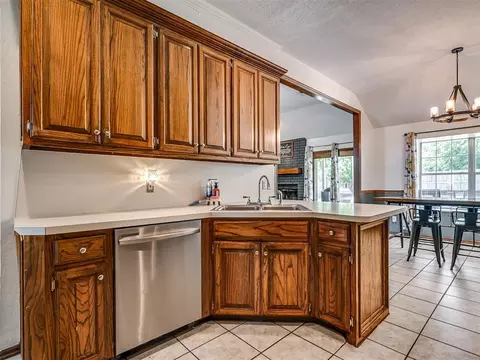Kitchen - 20554 Ember Ln, Harrah, OK 73045 photo 3 of 4
