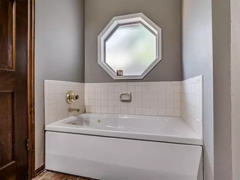 Bath - 20554 Ember Ln, Harrah, OK 73045 photo 2 of 3