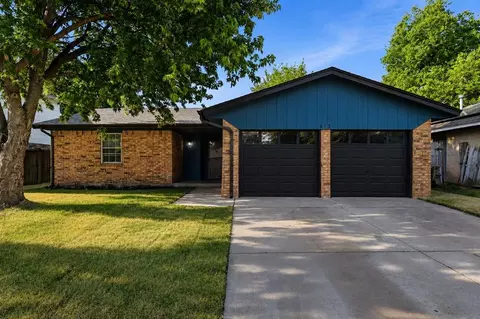 612 W Perry Dr, Mustang, OK 73064