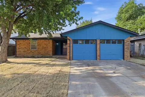 612 W Perry Dr, Mustang, OK 73064