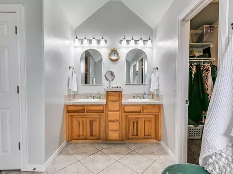 Bath - 524 Celtic Ct, Edmond, OK 73025 photo 3 of 6
