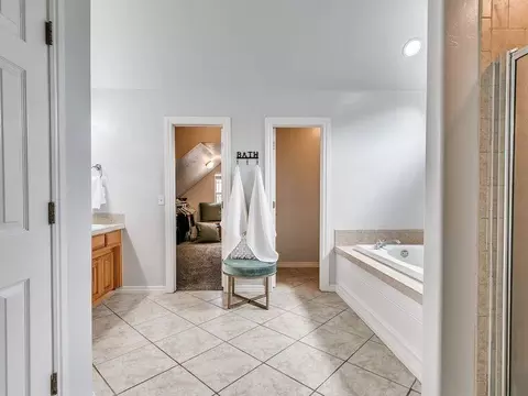 Bath - 524 Celtic Ct, Edmond, OK 73025 photo 2 of 6