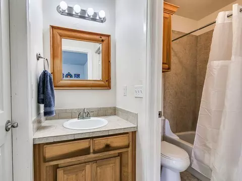 Bath - 524 Celtic Ct, Edmond, OK 73025 photo 4 of 6