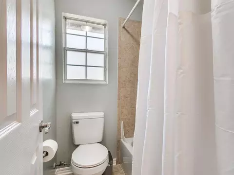 Bath - 524 Celtic Ct, Edmond, OK 73025 photo 5 of 6