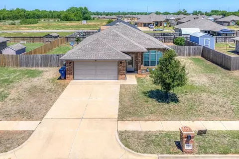910 Brookhollow Dr, Chickasha, OK 73018