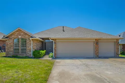 904 NE 25th Ct, Moore, OK 73160