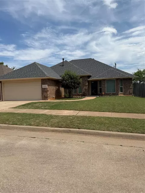 1605 NE 11th St, Moore, OK 73160