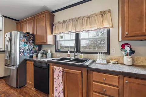 Kitchen - 10170 E Post Oak Rd, Noble, OK 73068 photo 5 of 5