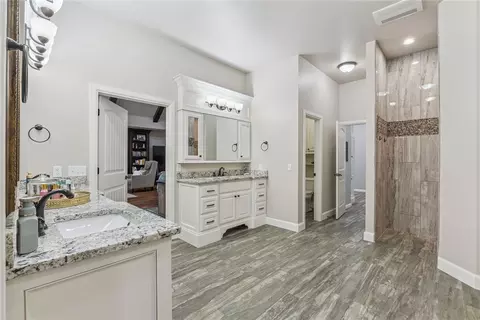 Bath - 10150 E Post Oak Rd, Noble, OK 73068 photo 1 of 4
