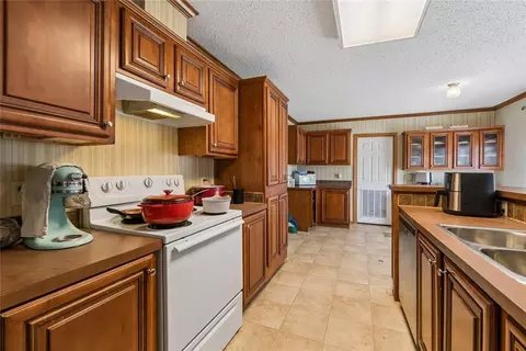 Kitchen - 10250 E Post Oak Rd, Noble, OK 73068 photo 2 of 2