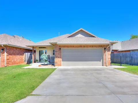 1112 Golden Leaf Dr, Moore, OK 73160