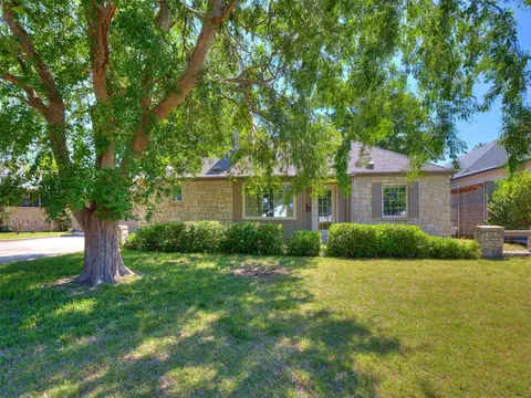 6407 N Hillcrest Ave, Nichols Hills, OK 73116