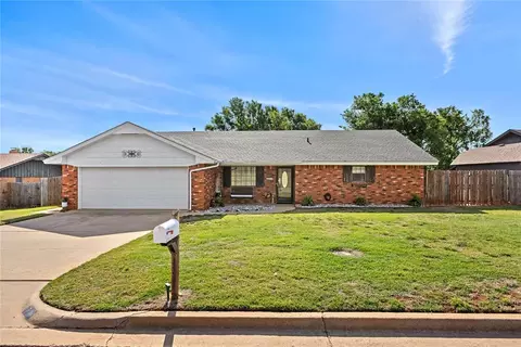 7 Easy St, Clinton, OK 73601