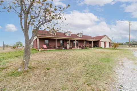 Exterior - 910 1st St, Elgin, OK 73538 photo 3 of 7